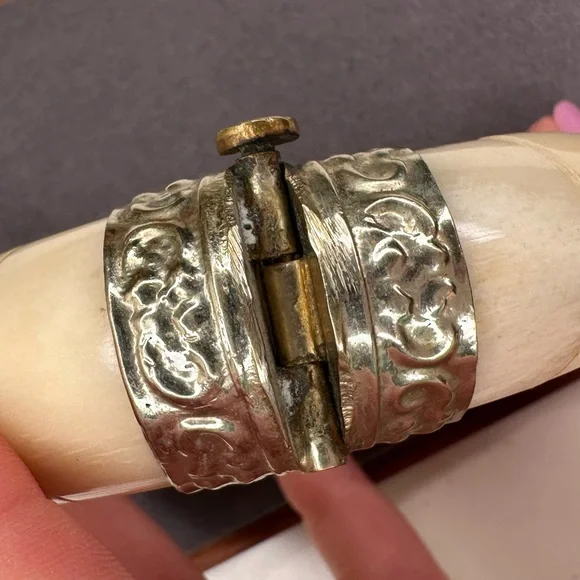 Vintage Mid-Century Bone & Wood Bangle, Hinge Pin Clasp, Tribal Style - Picture 5 of 8